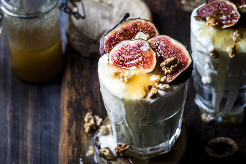 Gläser mit griechischem Joghurt mit Honig, Feigen und Walnüssen - SBDF04371