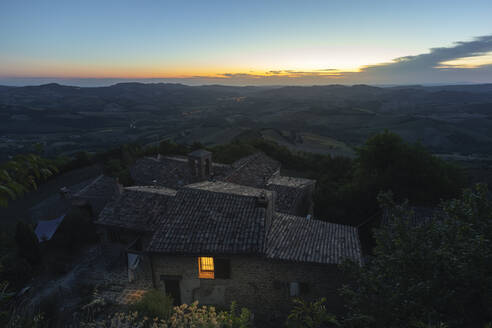 Häuser auf einem Berg gegen den Himmel bei Sonnenuntergang, Marken, Italien - MCVF00618