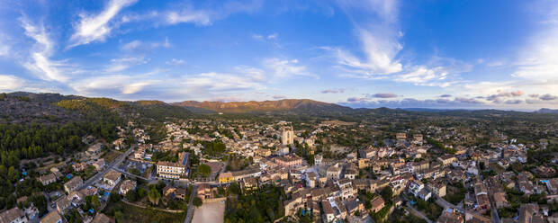 Spanien, Mallorca, Calvia, Hubschrauberpanorama der Altstadt in der Abenddämmerung mit der Serra de Tramuntana im Hintergrund - AMF08499