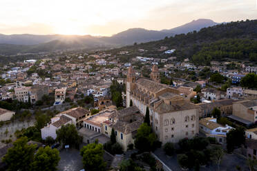 Spanien, Mallorca, Calvia, Blick aus dem Hubschrauber auf die Kirche Parroquia Sant Joan Baptista und die umliegenden Gebäude bei Sonnenuntergang - AMF08501