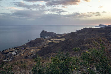 Griechenland, Kreta, Lentas, Blick von den Küstenhügeln in der Abenddämmerung - MAMF01288