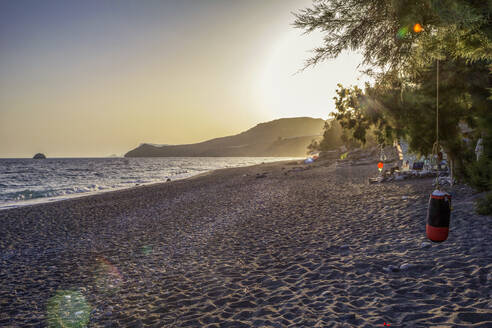 Griechenland, Kreta, Dytikos Strand im Sommer bei Sonnenuntergang - MAMF01291