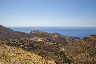 Griechenland, Kreta, Lentas, Braune Küstenlandschaft im Sommer - MAMF01294