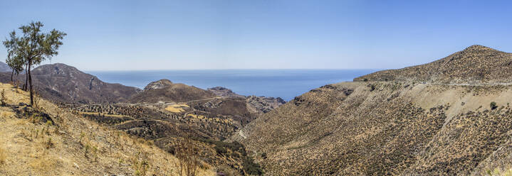 Griechenland, Kreta, Lentas, Panorama der braunen Küstenhügel im Sommer - MAMF01295