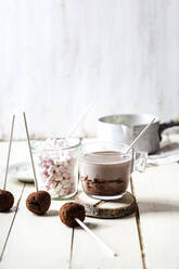 Heiße Schokolade mit Trüffeln und Marshmallows auf dem Tisch zu Hause - SBDF04389
