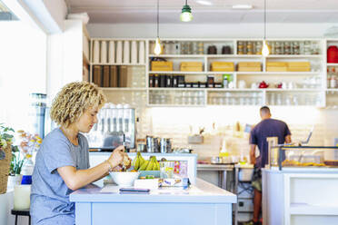 Male and female coworkers working in restaurant - PGF00042