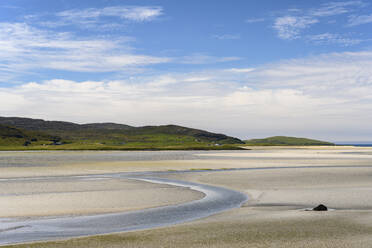 Der Fluss Fadhail schlängelt sich durch Luskentyre Beach - ELF02196