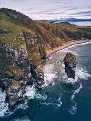 Luftaufnahme der Klippe am Japanischen Meer gegen den Himmel auf der Halbinsel Krabbe, Primorskij Krai, Russland - KNTF05434