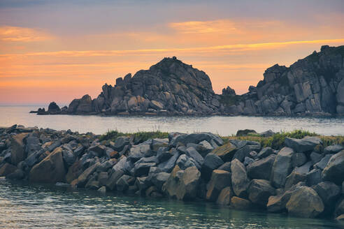 Felsen im Japanischen Meer vor bewölktem Himmel bei Sonnenuntergang, Primorsky Krai, Russland - KNTF05461