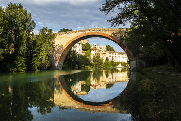 Antike Brücke Ponte Della Concordia über den Fluss Metauro bei Fossombrone, Marken, Italien - MCVF00624