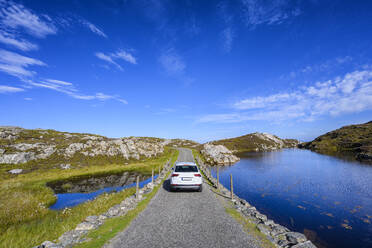 Auto auf der Golden Road auf der Isle of Harris - ELF02211