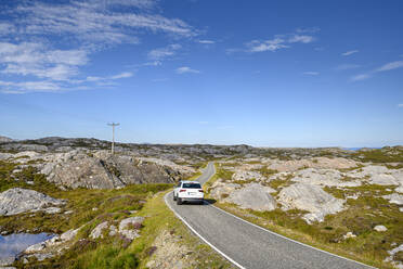 Auto auf der Golden Road auf der Isle of Harris - ELF02213