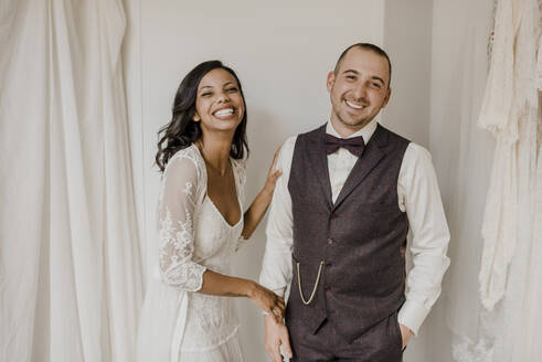 Braut und Bräutigam lächelnd zu Hause stehend - SMSF00333