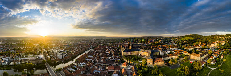 Sonnenaufgang in der Altstadt von Bamberg, Bayern, Deutschland - AMF08511