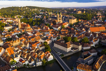 Fluss Regnitz umgeben von Wohnhäusern in Bamberg, Bayern, Deutschland - AMF08512