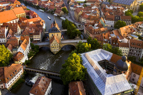 Die Regnitz fließt zwischen Wohngebäuden der Altstadt von Bamberg, Bayern, Deutschland - AMF08513