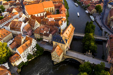 Regnitzufer und Rathaus in Bamberg, Bayern, Deutschland - AMF08514