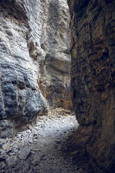 Enger Pfad im Felsengebirge in der Imbros-Schlucht, Kreta, Griechenland - MAMF01302