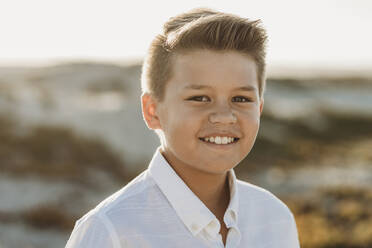 Lächelnder, gepflegter Junge in weißem Hemd mit Knopfleiste - CAVF89556