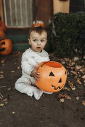 Entzückendes Kleinkind als Mumie verkleidet auf Halloween Trick-or-Treat - CAVF89626