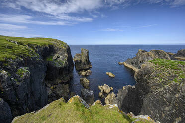 UK, Scotland, Rocky cliffs on northern tip of Isle of Lewis - ELF02217