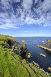 UK, Scotland, Rocky cliffs on northern tip of Isle of Lewis - ELF02219