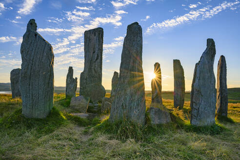 UK, Schottland, Callanish, Callanish Stones bei Sonnenuntergang - ELF02225