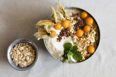 Schüssel Porridge mit Haferflocken, Leinsamen und Winterkirschen - EVGF03761