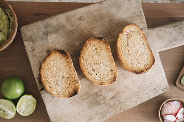 Selbstgebackenes Brot auf dem Schneidebrett in der Küche - ALBF01550