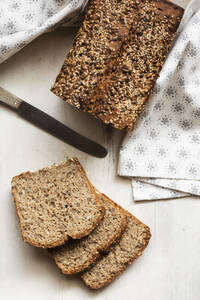 Selbstgebackenes Buchweizenbrot auf dem Schneidebrett - EVGF03793