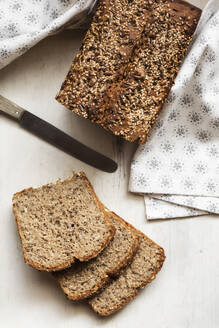 Selbstgebackenes Buchweizenbrot auf dem Schneidebrett - EVGF03793