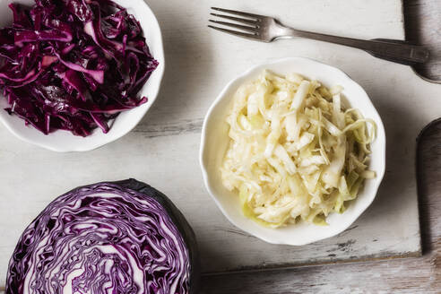 Rot- und Weißkohlschüssel mit gehacktem Rotkohl auf dem Tisch - EVGF03810