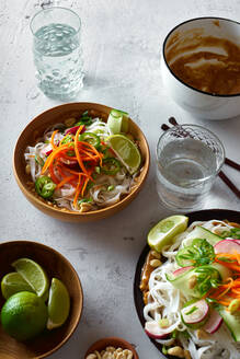 Veganer Reisnudelsalat mit frischem Gemüse, Limette und Erdnusssauce - ADSF15775