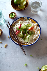 Veganer Reisnudelsalat mit frischem Gemüse, Limette und Erdnusssauce von oben - ADSF15790