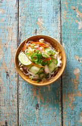 Veganer Reisnudelsalat mit frischem Gemüse, Limette und Erdnusssauce von oben - ADSF15798