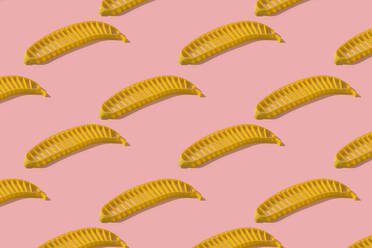 Bananenschneider auf rosa Hintergrund - ERRF04487