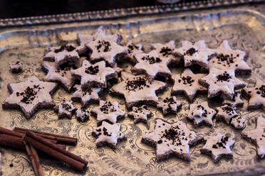 Sternförmige Kekse in einer Schale aufbewahrt - FCF01880