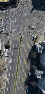 Luftaufnahme einer sonnigen Straßenkreuzung, Stuttgart, Baden-Württemberg, Deutschland - FSIF05138