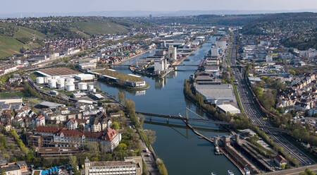 Sonnige Luftaufnahme der Stadt Stuttgart und des Rheins, Baden Württemberg, Deutschland - FSIF05143