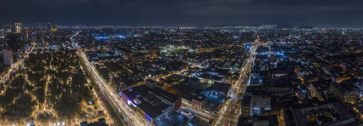 Stadtlandschaft aus der Luft bei Nacht, Mexiko-Stadt, Mexiko - FSIF05144