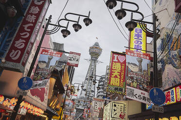 Tsutenaku-Turm und Werbung, Osaka, Japan - FSIF05155