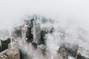 Luftaufnahme Hochhäuser im Nebel, Chicago, Illinois, USA - FSIF05170