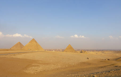 Sonnige Aussicht auf den Pyramidenkomplex von Gizeh, Kairo, Ägypten - FSIF05198