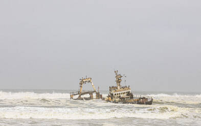 Schiffswrack in der Meeresbrandung, Torra Bay, Namibia - FSIF05199