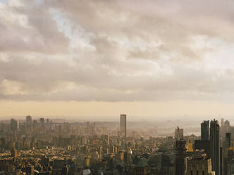 Wolken über sonniger Stadtlandschaft, New York City, New York, USA - FSIF05230
