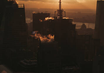 Silhouettierte Gebäude bei Sonnenuntergang, New York City, New York, USA - FSIF05236