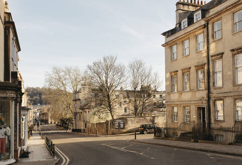 Sonnige Gebäude und leere Straße, Bath, Somerset, UK - FSIF05243