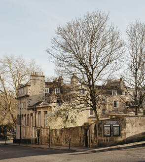 Sonnige Gebäude und kahle Bäume, Bath, Somerset, UK - FSIF05244