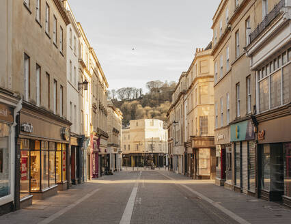 Gebäude entlang einer leeren Hauptstraße, Bath, Somerset, UK - FSIF05247