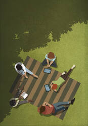 Soziale Distanzierung von Freunden mit Buch und digitalen Tablets im Park - FSIF05273